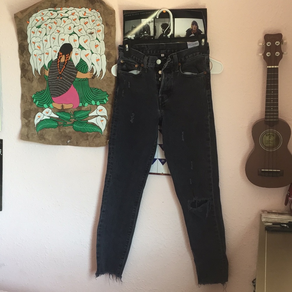 Black denim Levi's jeans